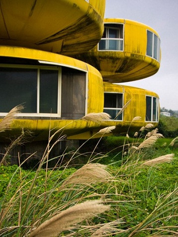 San-Zhr Pod Village, Đài Loan Ngôi làng này được xây dựng vào những năm 1960, là tài sản của chính phủ và không có tên của kiến trúc sư. Nó nổi tiếng là một thiết kế lý tưởng cung cấp không gian nghỉ ngơi cho người dân thành phố. San-Zhr Pod Village, Đài Loan Ngôi làng này được xây dựng vào những năm 1960, là tài sản của chính phủ và không có tên của kiến trúc sư. Nó nổi tiếng là một thiết kế lý tưởng cung cấp không gian nghỉ ngơi cho người dân thành phố.