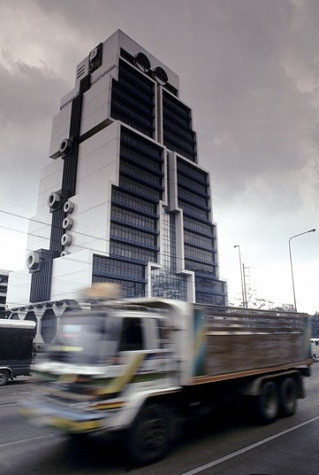 Nhà Robot, Bangkok, Thái Lan Ngân hàng châu Á Sumet Jumsai và hoàn thành vào năm 1986, tòa nhà phản ánh sự vượt trội của tin học ngân hàng, góp phần thay đổi ngành công nghiệp vào thời điểm đó. Nhà Robot, Bangkok, Thái Lan Ngân hàng châu Á Sumet Jumsai và hoàn thành vào năm 1986, tòa nhà phản ánh sự vượt trội của tin học ngân hàng, góp phần thay đổi ngành công nghiệp vào thời điểm đó.