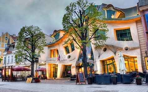 Crooked House, Sopot, Ba Lan Ba tầng Crooked House được thiết kế bởi kiến trúc sư Ba Lan Szotynscy Zaleski và lấy cảm hứng từ hình ảnh minh họa trong câu chuyện cổ tích của Jan Marcin Szancer và nghệ thuật vẽ của Per Dahlberg. Nó trở thành tòa nhà được chụp ảnh nhiều nhất của đất nước. Crooked House, Sopot, Ba Lan Ba tầng Crooked House được thiết kế bởi kiến trúc sư Ba Lan Szotynscy Zaleski và lấy cảm hứng từ hình ảnh minh họa trong câu chuyện cổ tích của Jan Marcin Szancer và nghệ thuật vẽ của Per Dahlberg. Nó trở thành tòa nhà được chụp ảnh nhiều nhất của đất nước.