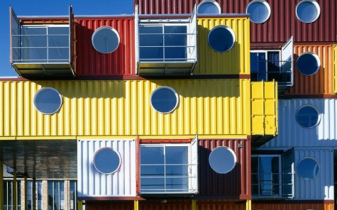 Trinity Buoy Wharf, phía đông London, Vương quốc Anh Những ngôi nhà này được tạp nên từ những khối kim loại khổng lồ. Chúng là những container được xếp chồng lên nhau. Những lỗ khoan hình tròn là cửa sổ. Trinity Buoy Wharf, phía đông London, Vương quốc Anh Những ngôi nhà này được tạp nên từ những khối kim loại khổng lồ. Chúng là những container được xếp chồng lên nhau. Những lỗ khoan hình tròn là cửa sổ.