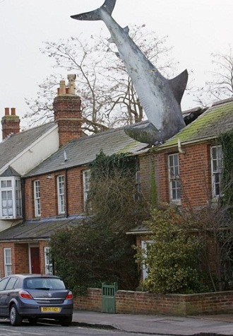 Headington Shark, Oxfordshire, Vương quốc Anh Nếu bạn muốn xem hình ảnh của một con cá mập tại Anh thì không đâu khác chính là trên một con phố tại Headington, Oxfordshire. Ngôi nhà này được xây dựng bởi nhà điêu khắc John Buckley và đáp ứng theo yêu cầu của chủ sở hữu Bill Heine năm 1986. Headington Shark, Oxfordshire, Vương quốc Anh Nếu bạn muốn xem hình ảnh của một con cá mập tại Anh thì không đâu khác chính là trên một con phố tại Headington, Oxfordshire. Ngôi nhà này được xây dựng bởi nhà điêu khắc John Buckley và đáp ứng theo yêu cầu của chủ sở hữu Bill Heine năm 1986.