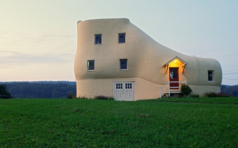 Nhà hình chiếc giày Hallem, Pennsylvania, Mý Ngôi nhà này được xây dựng bởi nhân viên bán hàng giày Mahlon Haines vào năm 1948 để quảng cáo đồ của mình. Ngôi nhà này dễ gây tò mò cho người nhìn thấy nó. Phòng khách nằm ở các ngón chân, nhà bếp ở gót chân, hai phòng ngủ ở mắt cá chân và một cửa hàng kem ở mu bàn chân. Nhà hình chiếc giày Hallem, Pennsylvania, Mý Ngôi nhà này được xây dựng bởi nhân viên bán hàng giày Mahlon Haines vào năm 1948 để quảng cáo đồ của mình. Ngôi nhà này dễ gây tò mò cho người nhìn thấy nó. Phòng khách nằm ở các ngón chân, nhà bếp ở gót chân, hai phòng ngủ ở mắt cá chân và một cửa hàng kem ở mu bàn chân.