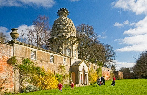 Ngôi nhà dứa ở Dunmore, gần Airth, Scotland Ngôi nhà độc đáo này là món quà sinh nhật của Earl Dunmore dành cho người vợ của mình. Nó còn được cho thuê nếu du khách muốn có một kỳ nghỉ yên tĩnh. Ngôi nhà dứa ở Dunmore, gần Airth, Scotland Ngôi nhà độc đáo này là món quà sinh nhật của Earl Dunmore dành cho người vợ của mình. Nó còn được cho thuê nếu du khách muốn có một kỳ nghỉ yên tĩnh.