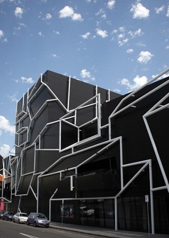 MTC Theatre and Melbourne Recital Centre, Melbourne, Australia Nhà mới của Công ty Melbourne Theatre của thành phố Southbank Boulevard, được hoàn thành trong năm 2009, nó được quan tâm và chú ý với trang trí bên ngoài nổi bật của ống thép sơn trắng óng ánh gắn trên tấm nhôm đen. MTC Theatre and Melbourne Recital Centre, Melbourne, Australia Nhà mới của Công ty Melbourne Theatre của thành phố Southbank Boulevard, được hoàn thành trong năm 2009, nó được quan tâm và chú ý với trang trí bên ngoài nổi bật của ống thép sơn trắng óng ánh gắn trên tấm nhôm đen.