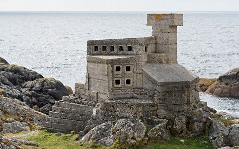 Lâu đài bê tông, Achmelvich, Scotland Lâu đài bê tông này được xem là nhỏ nhất Châu Âu, được xây dựng bởi kiến trúc sư David Scott vào những năm 1950 Bên trong là 1 nhỏ phòng với một chiếc giường bê tông và lò sưởi. Scott đã rời khỏi khu vực ngay sau khi hoàn thành nó. Lâu đài bê tông, Achmelvich, Scotland Lâu đài bê tông này được xem là nhỏ nhất Châu Âu, được xây dựng bởi kiến trúc sư David Scott vào những năm 1950 Bên trong là 1 nhỏ phòng với một chiếc giường bê tông và lò sưởi. Scott đã rời khỏi khu vực ngay sau khi hoàn thành nó.