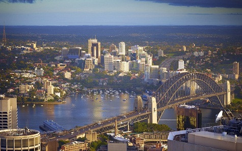 3. Sydney Điều được quan tâm nhất ở đây là tài sản lớn được tìm thấy ở ngoại ô phía Đông nối tiếng của nó. Từ đây, dân cư có thể tận dụng được lợi thế tốt hơn là ở Sydney Harbour hoặc Thái Bình Dương. Từ đây chỉ mất một vài phút để lái xe về trung tâm thành phố Sydney. Các vùng ngoại ô sang trọng trong vùng đất phía đông bao gồm điểm Darling, Point Piper, Woollahra, Vaucluse, Double Bay, Elizabeth Bay, Watsons Bay, Bellevue Hill và Công viên Centennial. Ở đây có vinh Elizabeth và vịnh Double. VỚi bờ biển dài bạn có thể xem toàn cảnh bến cảng. Đây cũng được xem là vùng ngoại ô độc quyền và uy tín nhất của nước Úc. Nhà ở đây là sự kết hợp giữa kiến trúc cổ điển và ruộng bậc thang với tiện nghi sang trọng. Ngoài ra còn có một số căn hộ sang trọng cao tầng.