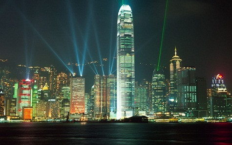 1. Hồng Kong Các vùng đất của Hồng Kông nổi tiếng vì có đầy đủ trường quốc tế, câu lạc bộ và các khu kinh doanh chính của thành phố. Khu vực này giá tăng nhanh nhất trong vòng 3 năm qua. ở lãnh thổ mới phía Đông, Sai Kung và Clearwater vịnh có cuộc sống hết sức gần gũi thiên nhiên. Tại đây có những câu lạc bộ đua thuyền, bãi biển và đường đi bộ dài… Giá của những khách sạn sang trọng ở khu vực này đã tăng 65% kể từ năm 2008.