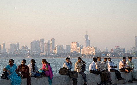 5. Mumbai Nam Mumbai là trung tâm kinh doanh chính của thành phố Mumbai. Đây là đô thị giàu nhất Ấn Độ, và là nơi tập trung các khu nhà của tầng lớp thượng lưu trong thành phố. Phía đông Mumbai là bến cảng và phía Tây là biển. Cơ quan lãnh sự, bảo tàng và nhà hát cũ nằm ở Nam Mumbai. Tại đây, thu nhập bình quân, giá bất động sản ở các huyện vẫn còn đắt tiền nhất trên thế giới. Nam Mumbai cũng là nơi tập trung của một số cơ sở thể thao của thành phố, bao gồm cả Brabourne Sân vận động, sân vận động Wankhede, , Azad Maidan và Oval Maidan.