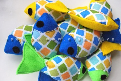 Thực hiện cắt may cá tương tự với những chú cá khác, bạn sẽ có một đàn cá hết sức sinh động; lưu ý chọn hoa văn thân cá hài hòa với màu sắc phần đầu và đuôi cá nhé! Thực hiện cắt may cá tương tự với những chú cá khác, bạn sẽ có một đàn cá hết sức sinh động; lưu ý chọn hoa văn thân cá hài hòa với màu sắc phần đầu và đuôi cá nhé!