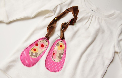 May hoặc khâu 2 đường viền quanh 2 miếng vải chấm bi và hoa. Dùng ghim tạo dáng cho sợi dây giày và giữ cố định. May hoặc khâu 2 đường viền quanh 2 miếng vải chấm bi và hoa. Dùng ghim tạo dáng cho sợi dây giày và giữ cố định.