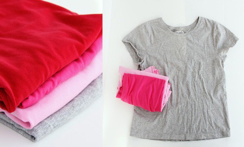 Bạn cần những nguyên vật liệu như sau: Chiếc áo phông rộng Vải vụn nhiều màu Kéo Máy khâu. Bạn cần những nguyên vật liệu như sau: Chiếc áo phông rộng Vải vụn nhiều màu Kéo Máy khâu.