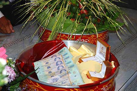 Một "quả" sính lễ của lão đại gia, gồm trang sức vàng, kim cương và những cọc tiền 500.000 đồng. Ảnh: Xuân Trường. Một "quả" sính lễ của lão đại gia, gồm trang sức vàng, kim cương và những cọc tiền 500.000 đồng. Ảnh: Xuân Trường.