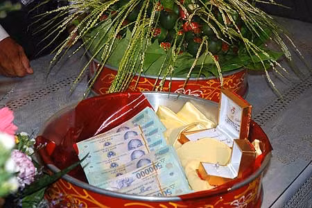 Một "quả" sính lễ của lão đại gia, gồm trang sức vàng, kim cương và những cọc tiền 500.000 đồng. Ảnh: Xuân Trường.