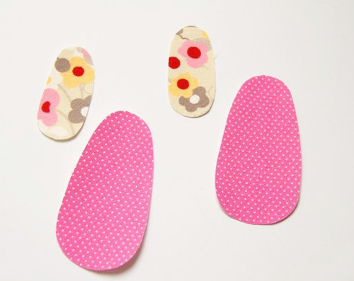 Đầu tiên bạn cắt vải chấm bi thành 2 hình làm chiếc giày lớn và 2 tấm vải hoa thành 2 hình làm chiếc giày nhỏ. CÁCH LÀM YẾM ĂN CHO BÉ TỪ ÁO CŨ Đầu tiên bạn cắt vải chấm bi thành 2 hình làm chiếc giày lớn và 2 tấm vải hoa thành 2 hình làm chiếc giày nhỏ. CÁCH LÀM YẾM ĂN CHO BÉ TỪ ÁO CŨ