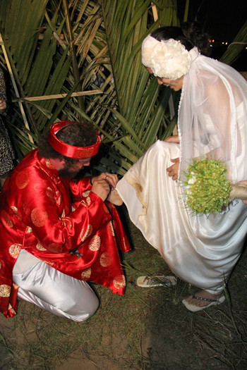 Chú rể đeo vòng chân cho cô dâu và cô dâu đeo vòng tay cho chú rể. Ảnh: Thi Trân. Chú rể đeo vòng chân cho cô dâu và cô dâu đeo vòng tay cho chú rể. Ảnh: Thi Trân.