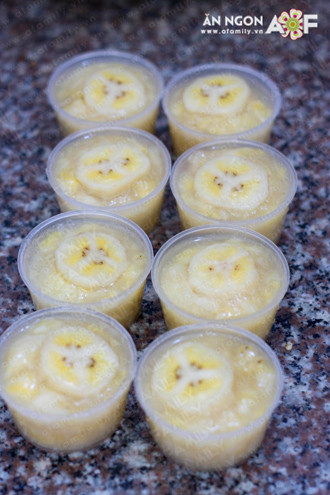 Nếu không có khuôn to bạn có thể dùng các khuôn bánh flan để hấp bánh cũng rất tiện.