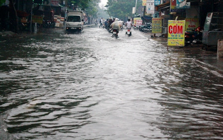 Hàng quán ngập nước khiến việc buôn bán ngưng trệ