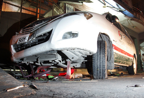 Taxi cuốn bé gái và bàn ghế dưới gầm xe. Ảnh: An Nhơn Taxi cuốn bé gái và bàn ghế dưới gầm xe. Ảnh: An Nhơn