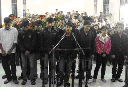 Băng nhóm giết người nghe cáo trạng luận tội tại phiên tòa. Băng nhóm giết người nghe cáo trạng luận tội tại phiên tòa.