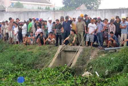 Người dân hiếu kỳ đứng xem vớt thi thể nạn nhân. Người dân hiếu kỳ đứng xem vớt thi thể nạn nhân.