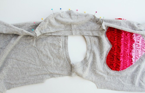 Mở rộng thân trước và thân sau, đặt tay áo lên phần nách áo và dùng ghim giữ cố định. Mở rộng thân trước và thân sau, đặt tay áo lên phần nách áo và dùng ghim giữ cố định.