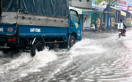 Đường ngập nặng sau cơn mưa lớn chiều 21/3