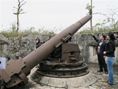 Du khách chỉ vết cắt để bán phế liệu vẫn hằn trên nòng pháo.