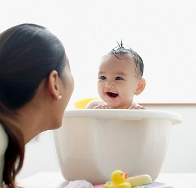 Mẹ nên thường xuyên nói chuyện để giúp bé phát triển trí thông minh