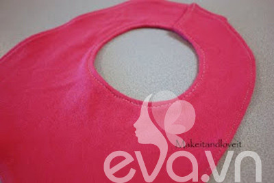 Đừng quên đính thêm chiếc cúc bấm để cài yếm vào cổ cho bé nhé!