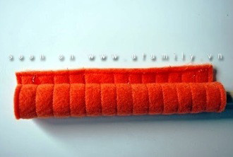 Cuộn chặt và dán thật kín phần biên vải cuối cùng giúp cho tay nắm cần câu chắc chắn. Cuộn chặt và dán thật kín phần biên vải cuối cùng giúp cho tay nắm cần câu chắc chắn.