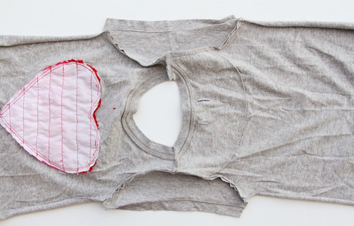 Lật mặt trái, may cố định phần tay áo bên phải, tương tự bạn may phần tay áo bên trái. Lật mặt trái, may cố định phần tay áo bên phải, tương tự bạn may phần tay áo bên trái.