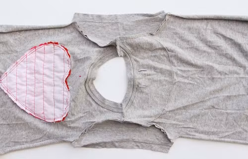 Lật mặt trái, may cố định phần tay áo bên phải, tương tự bạn may phần tay áo bên trái.