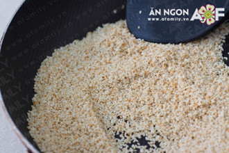 Sau khi hấp khoảng 20 phút bạn dùng tăm xăm thử vào mặt bánh, khi rút tăm ra mà tăm ráo không dính bột là bánh chín.