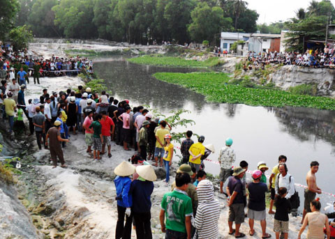 Người dân hiếu kỳ đến xem xác chết. Ảnh: Hoàng Lê. Người dân hiếu kỳ đến xem xác chết. Ảnh: Hoàng Lê.
