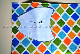 Áp mẫu 2 (hình thân cá) lên một miếng vải có hoa văn sinh động rồi cắt 2 miếng giống nhau như thế. Bạn có thể dùng vải thường thay cho vải dạ, vải thường có nhiều hoa văn cho bạn lựa chọn hơn, nhưng dễ sờn đường may hơn nên bạn cần chừa chút biên vải để gập mép phía hai đầu thân cá (phía mang và đuôi cá). Áp mẫu 2 (hình thân cá) lên một miếng vải có hoa văn sinh động rồi cắt 2 miếng giống nhau như thế. Bạn có thể dùng vải thường thay cho vải dạ, vải thường có nhiều hoa văn cho bạn lựa chọn hơn, nhưng dễ sờn đường may hơn nên bạn cần chừa chút biên vải để gập mép phía hai đầu thân cá (phía mang và đuôi cá).