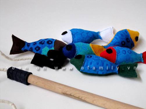 Nếu có thời gian mẹ có thể làm nhiều cần câu, nhiều cá để các bé cùng nhau chơi sẽ càng vui hơn đó! Bạn có thể sáng tạo nhiều hoa văn khác nhau cho thân cá thêm sinh động. Khi chơi câu cá bé rất hay văng dây câu và con cá đu đưa khắp nơi, miếng dán dính, lưỡi câu và con cá làm từ vải sẽ thật sự an toàn cho bé trong trò chơi hiếu động này! Nếu có thời gian mẹ có thể làm nhiều cần câu, nhiều cá để các bé cùng nhau chơi sẽ càng vui hơn đó! Bạn có thể sáng tạo nhiều hoa văn khác nhau cho thân cá thêm sinh động. Khi chơi câu cá bé rất hay văng dây câu và con cá đu đưa khắp nơi, miếng dán dính, lưỡi câu và con cá làm từ vải sẽ thật sự an toàn cho bé trong trò chơi hiếu động này!