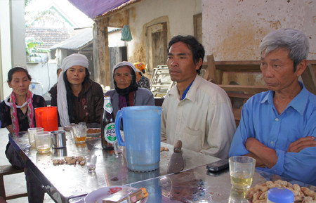 Người thân, bà con làng xóm đến sẻ chia nỗi đau với gia đình chị Hương (vợ ngư dân Thắng) Người thân, bà con làng xóm đến sẻ chia nỗi đau với gia đình chị Hương (vợ ngư dân Thắng)