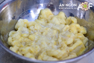 Phần chuối còn lại dùng muỗng inox tán ra hoặc dùng tay sạch bóp ra, đừng bóp nhuyễn quá sau khi hấp ăn sẽ không ngon lắm.