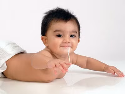 Bé nôn trớ có thể do dị ứng sữa, hẹp môn vị, viêm dạ dày...