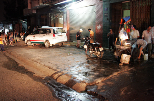 Đoạn đường lao đi của taxi khoảng 10 m. Xe chỉ dừng lại khi đâm vào bậc thềm nhà dân. Ảnh: An Nhơn Đoạn đường lao đi của taxi khoảng 10 m. Xe chỉ dừng lại khi đâm vào bậc thềm nhà dân. Ảnh: An Nhơn