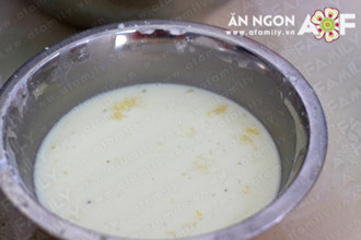 Cho phần nước dừa dão, vani, 50g đường vàng và bột năng vào bát quậy đều, để riêng. Mình dùng đường vàng để bánh sau khi hấp sẽ có màu đẹp hơn, nếu không có đường vàng bạn có thể dùng đường trắng và tạo màu bằng bột nghệ hay màu thực phẩm cũng được.