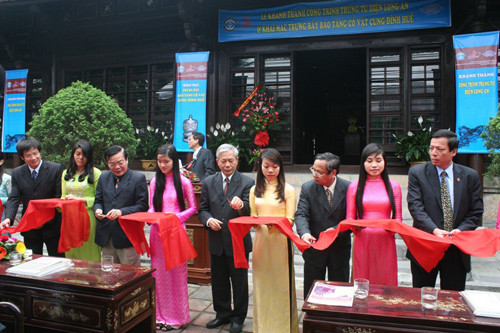 Cắt băng khánh thành công trình trùng tu điện Long An - Ảnh: BĐ Cắt băng khánh thành công trình trùng tu điện Long An - Ảnh: BĐ