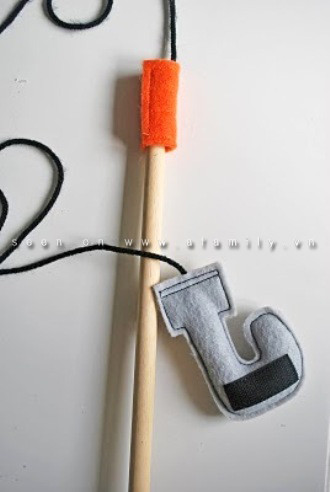 Miếng vải nhỏ bạn cuộn và dán trên phần đầu cần câu, nhớ đặt đầu còn lại của dây câu vào cùng trước khi cuộn vải nhé. Như vậy là bạn đã hoàn thành chiếc cần câu rồi! Miếng vải nhỏ bạn cuộn và dán trên phần đầu cần câu, nhớ đặt đầu còn lại của dây câu vào cùng trước khi cuộn vải nhé. Như vậy là bạn đã hoàn thành chiếc cần câu rồi!