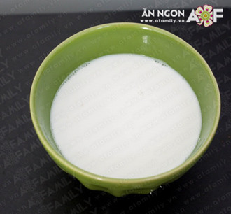 Tiếp tục thêm 300ml nước ấm vào phần bã còn lại, vắt lấy nước dão dùng để pha với bột bánh.XEM THÊM CÁCH LÀM YẾM ĂN CHO BÉ