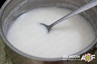 rong thời gian chờ chuối hấp chín, đổ toàn bộ nước cốt dừa vào một nồi nhỏ cùng 50g đường, 1/4 thìa cà phê muối, 1 thìa cà phê bột năng và khuấy nhẹ với lửa vừa tới khi sôi thì tắt bếp.