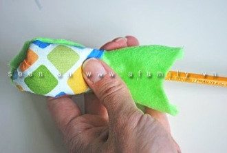 Lộn con cá vừa may ra mặt phải. XEM THÊM CÁCH LÀM BÁNH CHUỐI Lộn con cá vừa may ra mặt phải. XEM THÊM CÁCH LÀM BÁNH CHUỐI