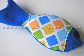 Chỉ cần nhồi cho phần đầu và thân căng mọng, còn phần đuôi bạn để dẹp cho tự nhiên. Sau khi nhồi bông bạn may chặn 1 đường theo đường biên còn lại ở miếng thân cá có hoa văn, giúp cho bông không tuồn xuống đuôi cá. Cuối cùng bạn may nốt phần đuôi cá gắn vào nhau (phần bạn để hở còn nhồi bông lúc trước). Chỉ cần nhồi cho phần đầu và thân căng mọng, còn phần đuôi bạn để dẹp cho tự nhiên. Sau khi nhồi bông bạn may chặn 1 đường theo đường biên còn lại ở miếng thân cá có hoa văn, giúp cho bông không tuồn xuống đuôi cá. Cuối cùng bạn may nốt phần đuôi cá gắn vào nhau (phần bạn để hở còn nhồi bông lúc trước).