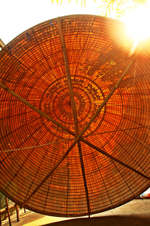 Những hình ảnh quen thuộc về Huế và các câu thơ được lồng bên trong chiếc nón rất đẹp Những hình ảnh quen thuộc về Huế và các câu thơ được lồng bên trong chiếc nón rất đẹp