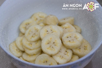 Dùng dao cắt lát mỏng 3 trái chuối.