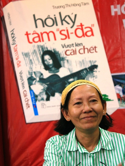 Tâm “si-đa” trong buổi ra mắt tự truyện. Tâm “si-đa” trong buổi ra mắt tự truyện.